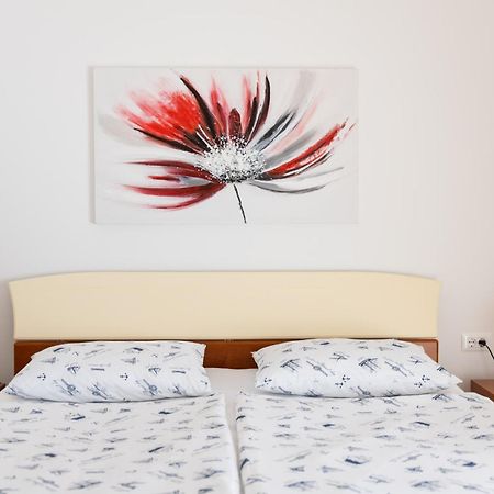 Guest House Marica Ровин Екстериор снимка
