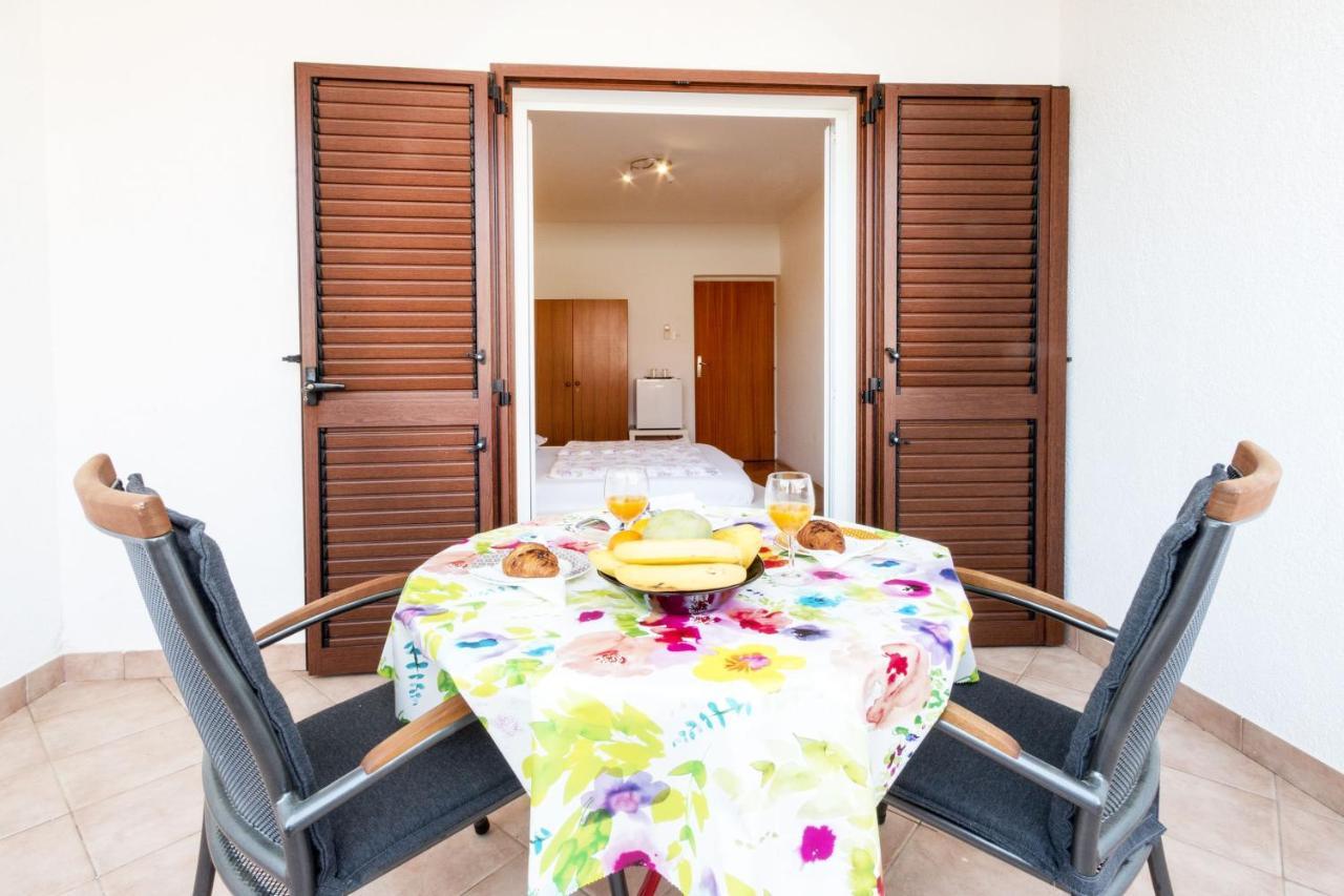 Guest House Marica Ровин Екстериор снимка