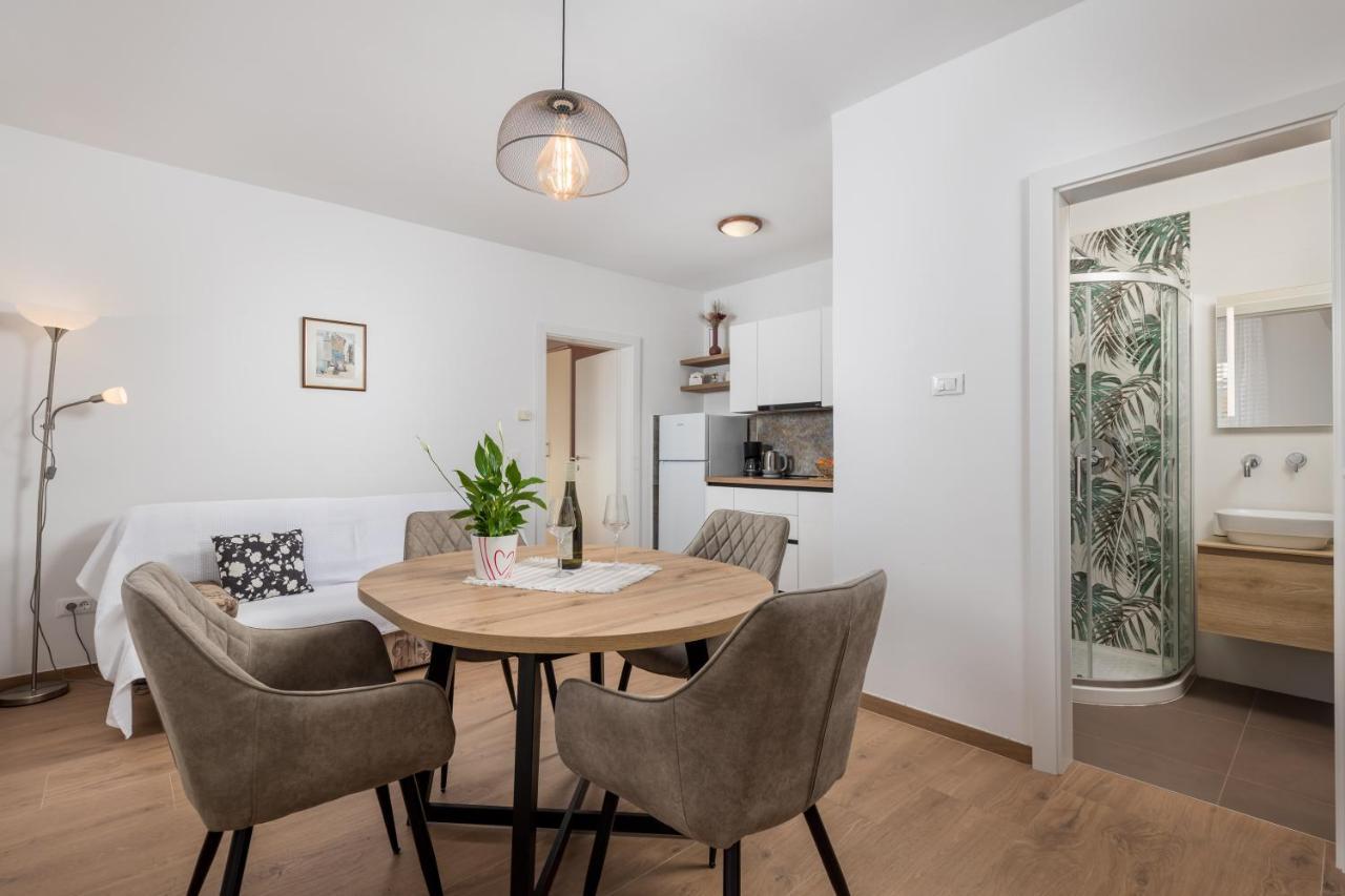 Guest House Marica Ровин Екстериор снимка