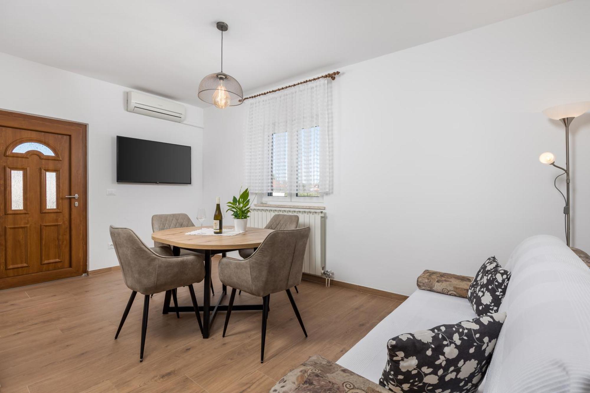 Guest House Marica Ровин Екстериор снимка