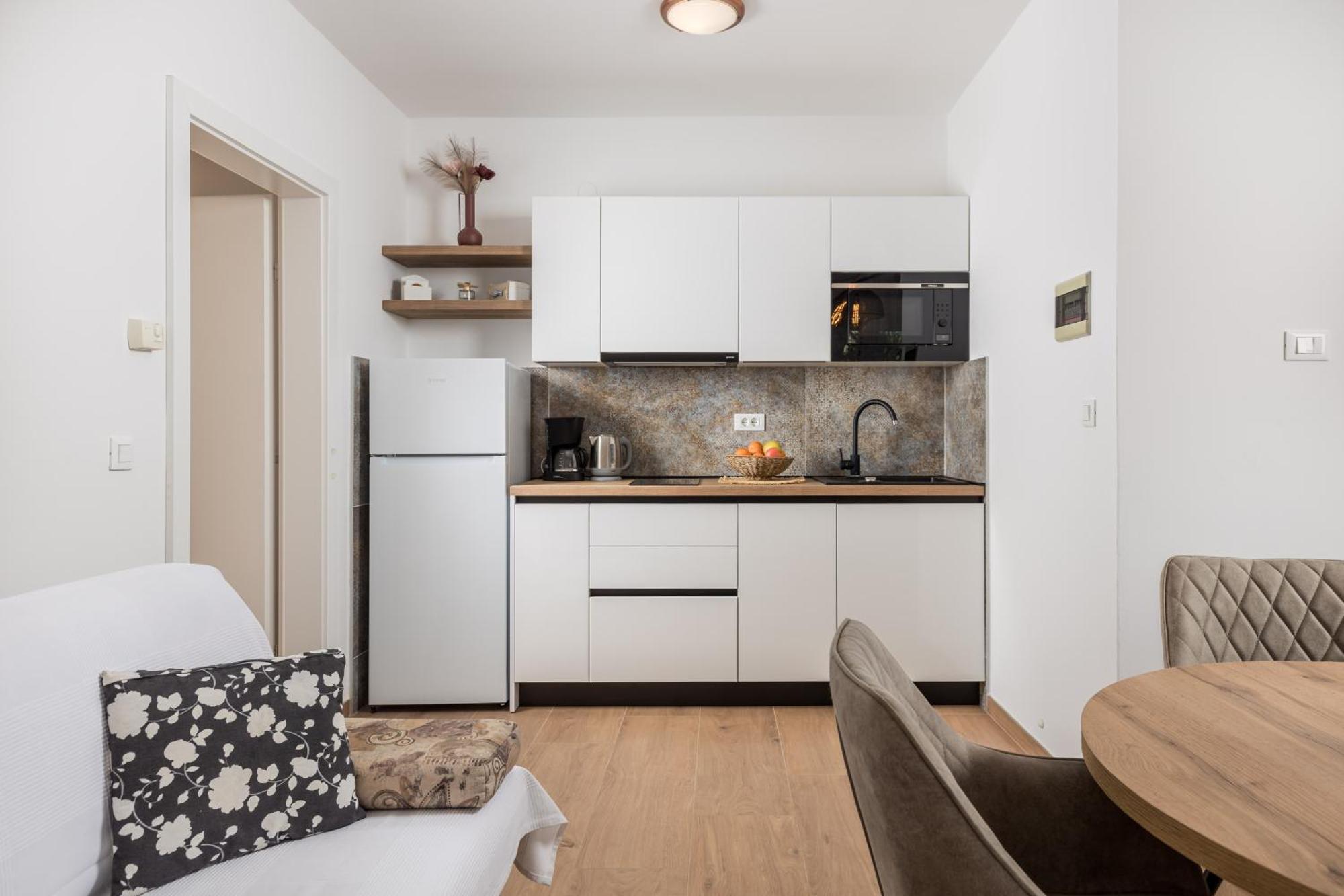 Guest House Marica Ровин Екстериор снимка