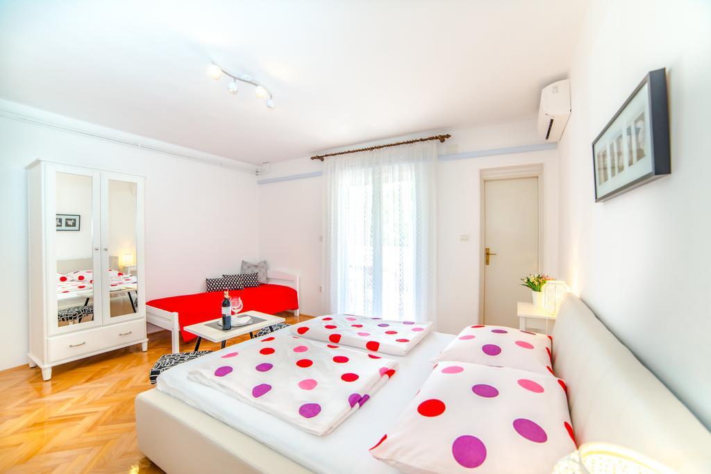 Guest House Marica Ровин Екстериор снимка