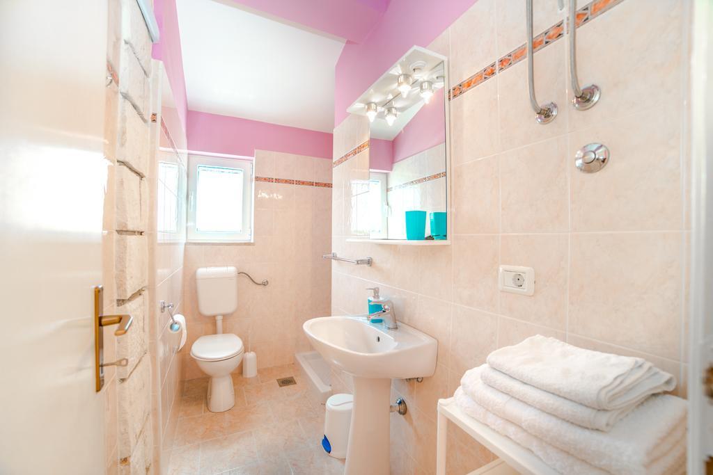 Guest House Marica Ровин Екстериор снимка