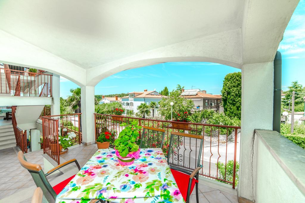 Guest House Marica Ровин Екстериор снимка