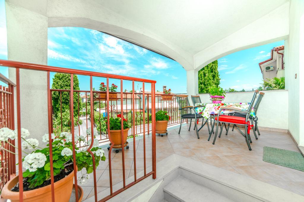 Guest House Marica Ровин Екстериор снимка
