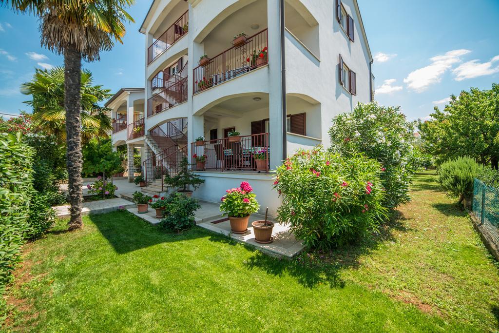 Guest House Marica Ровин Екстериор снимка
